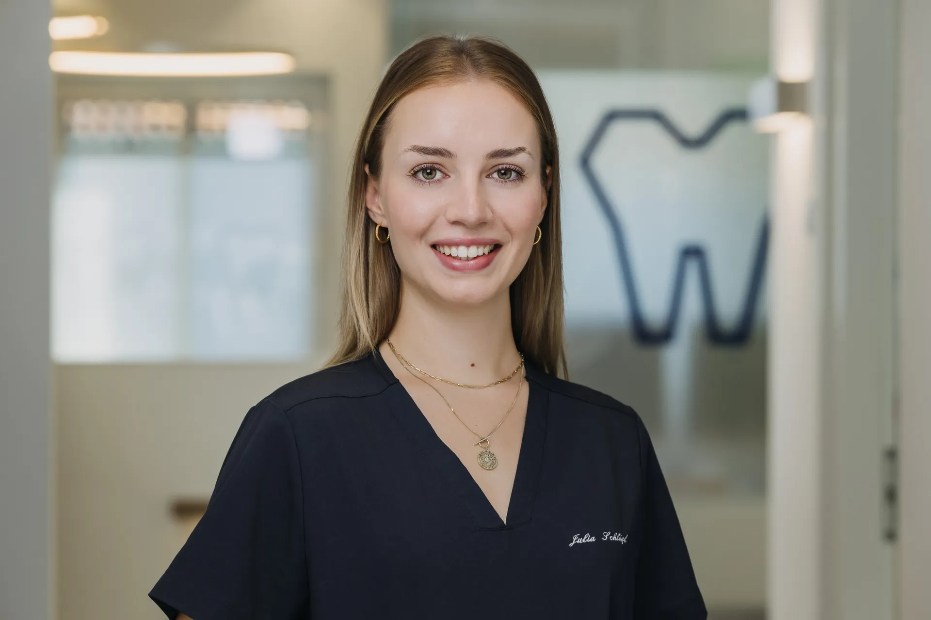 Dr. Julia Schlögl